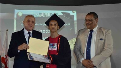 بالأسماء.. محافظ الأقصر يكرم أوائل الشهادة الإعدادية