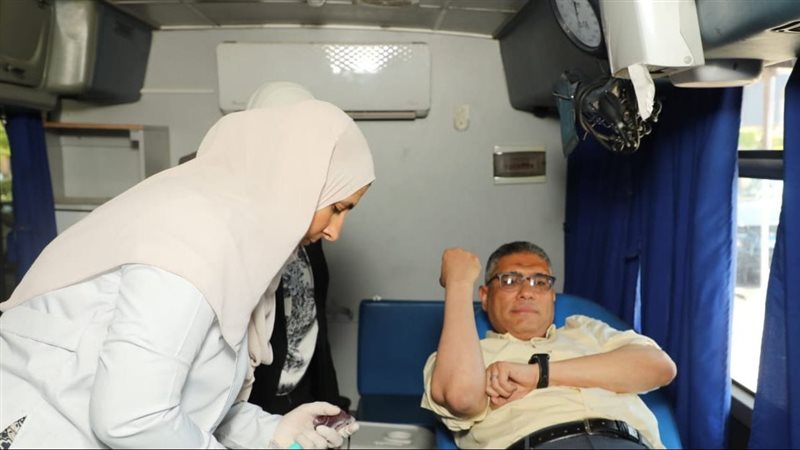 محافظ الجيزة يتبرع