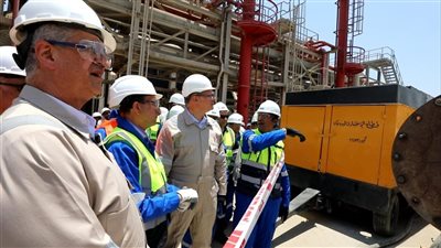 وزير البترول يتفقد تجهيزات ميناء سونكر لاستقبال سفينة 