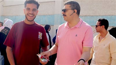 مدير تعليم بني عبيد بالدقهلية يوزع المياه والعصائر على طلاب الثانوية العامة (صور) 