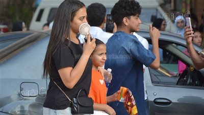 توزيع المياه على طلاب الثانوية العامة قبل دخول لجان الامتحانات بالجيزة (فيديو) 