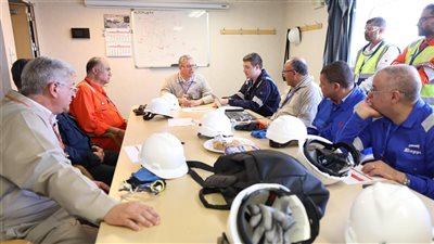 وزير البترول يتفقد تجهيزات سفينة التغييز 