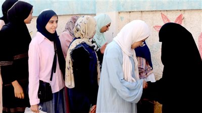 تفتيش ذاتي على أبواب لجان الثانوية العامة في الدقهلية (صور) 