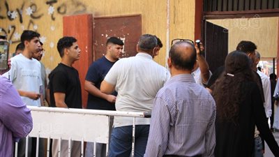 لحظة تفتيش طلاب الثانوية العامة قبل بدء امتحاني الكيمياء والجغرافيا بالغربية (بث مباشر) 