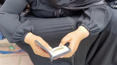 أولياء أمور طلاب الثانوية بالدقهلية يتغلبون على القلق بقراءة القرآن أمام لجان الامتحانات (صور )