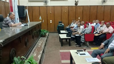 تعليم أسيوط يناقش تنفيذ البرنامج العلاجي وحصر احتياجات المدارس استعدادًا للعام الجديد 