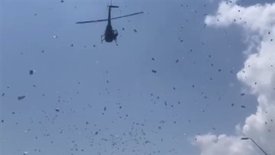 مقطع غريب، مروحية تلقي آلاف الدولارات والسر في وفاة صاحب مغسلة سيارات (فيديو)