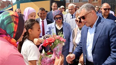 محافظ الإسماعيلية يتفقد قافلة طبية بقرية الحجاز (صور)