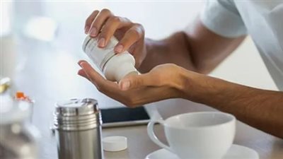 يحدث ثقب بالمعدة، أخصائي تغذية يحذر من خطر تناول القهوة مع الأدوية الشائعة