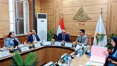 رئيس جامعة بنها يناقش تنفيذ خطة الأنشطة الطلابية واستغلال فترة الإجازة