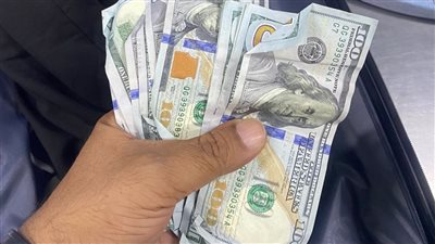 إحباط محاولة تهريب 3000 دولار داخل 
