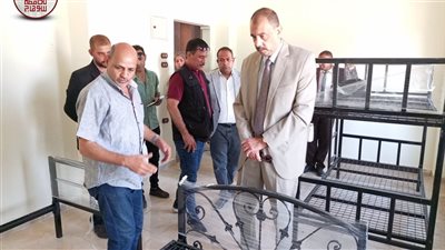 محافظ سوهاج يتفقد معرض تسويق المنتجات الحرفية بحي الكوثر