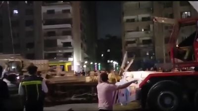 لحظة انتشال جثة شخص لقي مصرعه داخل سيارته إثر سقوط ونش عليه