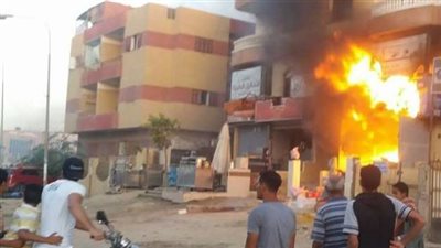 حريق يلتهم أسطح منازل بسبب 