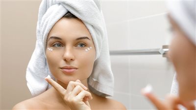 ماسكات طبيعية للعناية بالبشرة الحساسة خلال فصل الصيف