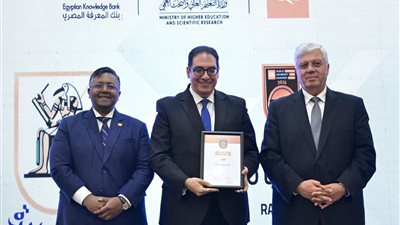 رئيس جامعة القاهرة عقب تسلمه شهادة تصنيف QS: وصولنا للمركز 347 عالميا إنجاز تاريخي
