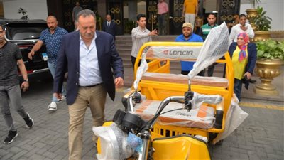 في لفتة إنسانية، محافظ أسيوط يسلم تروسيكل لشاب من ذوي الإحتياجات (صور) 