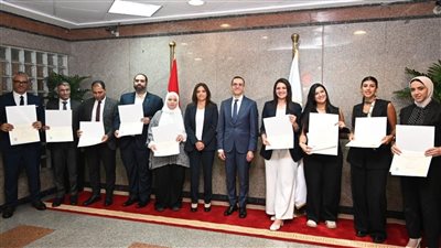 وزير الاستثمار يسلم شهادات التخرج لأول دفعة من الحاصلين على دبلومة التجارة الخارجية
