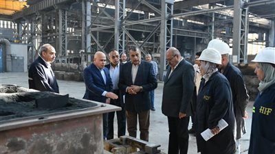 وزير الإنتاج الحربي يتابع سير العمل بشركة حلوان للمسبوكات