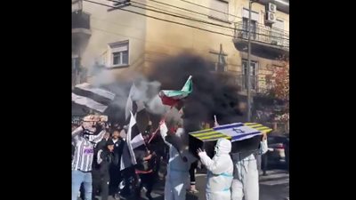 جماهير ناد أرجنتيني يحملون تابوت نهاية إسرائيل، والنشطاء: يرفضون دعم رئيسهم للكيان (فيديو)