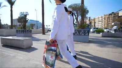 الداخلية تشارك المواطنين الاحتفال بذكرى ثورة 30 يونيو وتوزع الهدايا عليهم (صور)