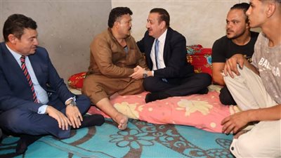 محافظ المنوفية يفترش الأرض وسط أهالي السائق ضحية حادث الإقليمي (فيديو وصور)