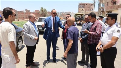 محافظ سوهاج يتفقد رصف طريق 