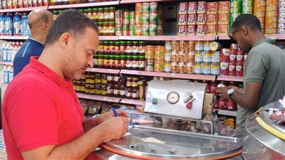 ضبط مواد غذائية منتهية الصلاحية وسجائر مجهولة المصدر بالإسكندرية
