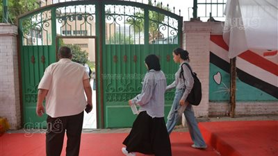 بدء توافد طلاب الثانوية العامة لأداء امتحان التفاضل والتكامل (صور)