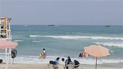 بسبب ارتفاع الأمواج، رفع الرايات الصفراء على شواطئ الإسكندرية (صور)