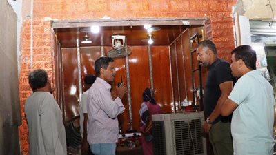 تشميع 169 محلا ومقهى للاجئين أفارقة بدون ترخيص بأسوان (صور)