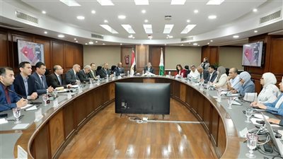 محافظ الجيزة يبحث مع نائب وزير الإسكان حلول مشكلات مياه الشرب والصرف الصناعي بأبو رواش 