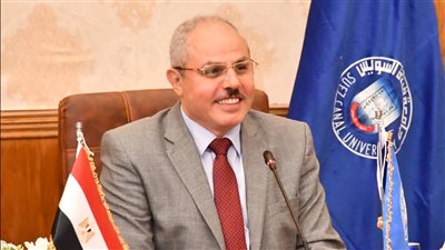 رئيس جامعة القناة يشيد بجراحي الأورام بالمستشفيات الجامعية