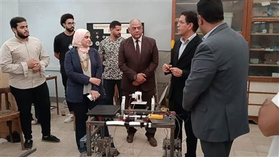 رئيس جامعة بنها يتفقد المشاريع الطلابية بكلية الهندسة