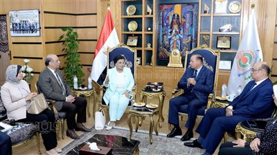 رئيس جامعة المنصورة يستقبل نائب وزير الصحة والسكان