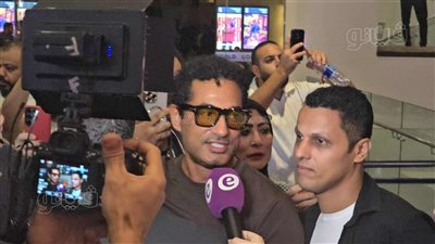 عمرو سعد يحتفل مع السقا وفهمي بفيلمهما الجديد 