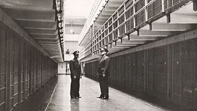 جوانتنامو ترامب المحاط بأسماك القرش، الرئيس الأمريكي يفتح «سجن ألكاتراز» سيئ السمعة مجددا (فيديو)