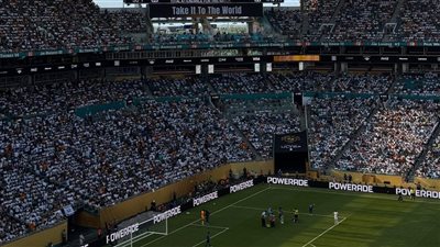 استمرار دخول الجماهير لمباراة ريال مدريد ويوفنتوس وسط أمطار غزيرة (فيديو)