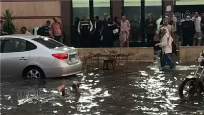 الأمطار تكشف ضعف شبكات الصرف بالشرقية والمياه تغرق الشوارع في محيط ديوان المحافظة (فيديو)