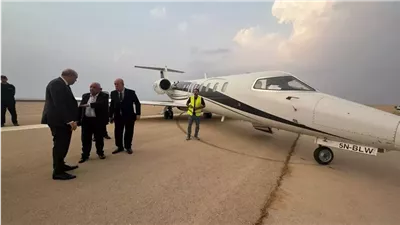 وزير الطيران يتابع حالة هبوط اضطراري لطائرة خاصة أجنبية بمطار القاهرة 