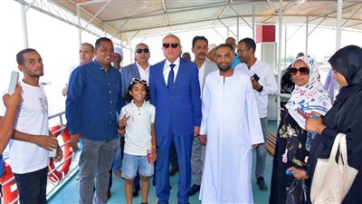  محافظ الأقصر يشهد إطلاق معديتين جديدتين لخدمة المواطنين والسائحين (صور)