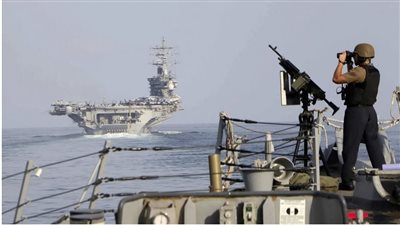 البحرية الأمريكية: نراقب الوضع بشأن انحراف ناقلة نفط عن مسارها قرب إيران