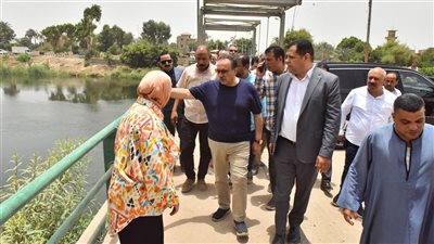 محافظ أسيوط يكلف بصيانة كوبري الحواتكة بعد ظهور تشققات وسقوط أجزاء منه (صور) 