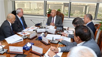 وزير النقل يناقش خطط إنشاء مجمع ألستوم للسكك الحديدية 