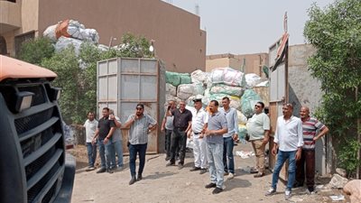 إزالة وإخلاء مخازن تحتوي على مواد خطرة تهدد سلامة المواطنين بحي الطالبية في الجيزة (صور) 