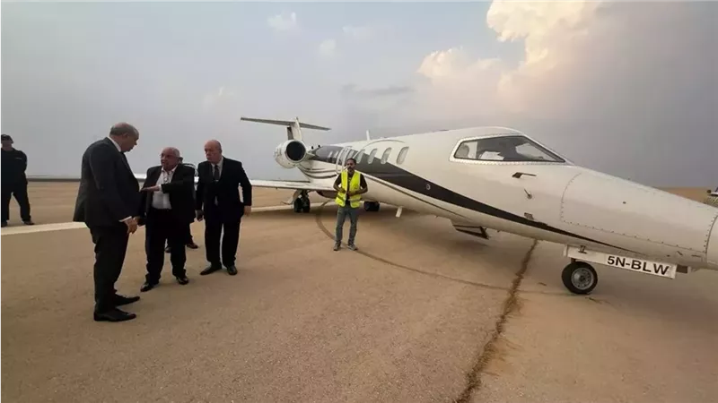 وزير الطيران يتابع