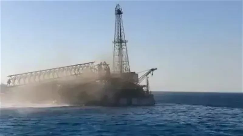 غرق حفار بترول بجبل