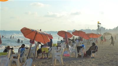 بسبب ارتفاع الأمواج، رفع الرايات الصفراء بالقطاعين الشرقي والغربي في الإسكندرية 