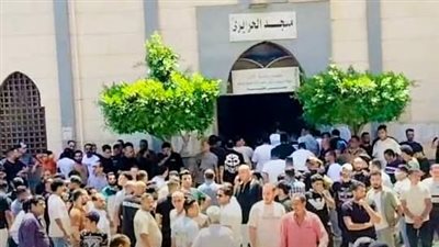 رفض خروج النعش من المسجد، قرار مفاجئ يعطل تشييع جثمان المطرب أحمد عامر (فيديو)