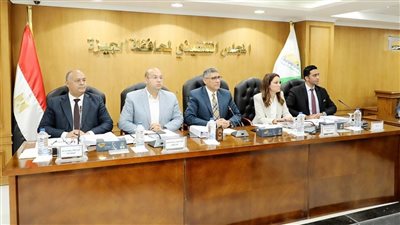 محافظ الجيزة يترأس اجتماع المجلس التنفيذي ويكرم مدير الطب البيطري 